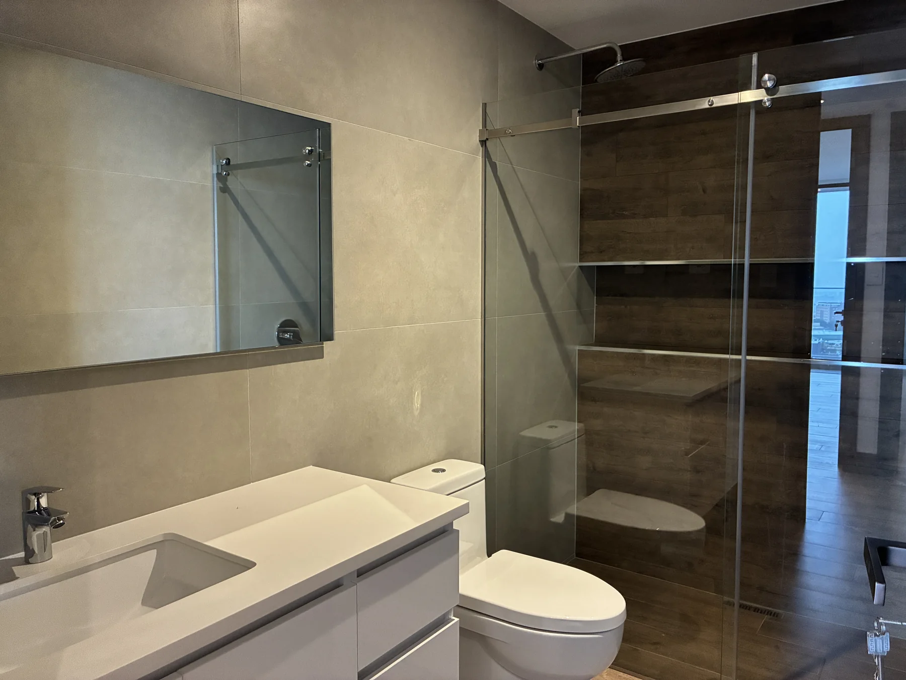 Baño secundario con ducha de vidrio en GAURA N-1601