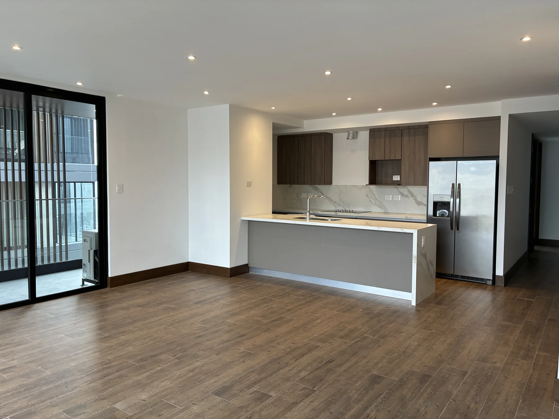Cocina con línea blanca premium nueva en GAURA N-1601