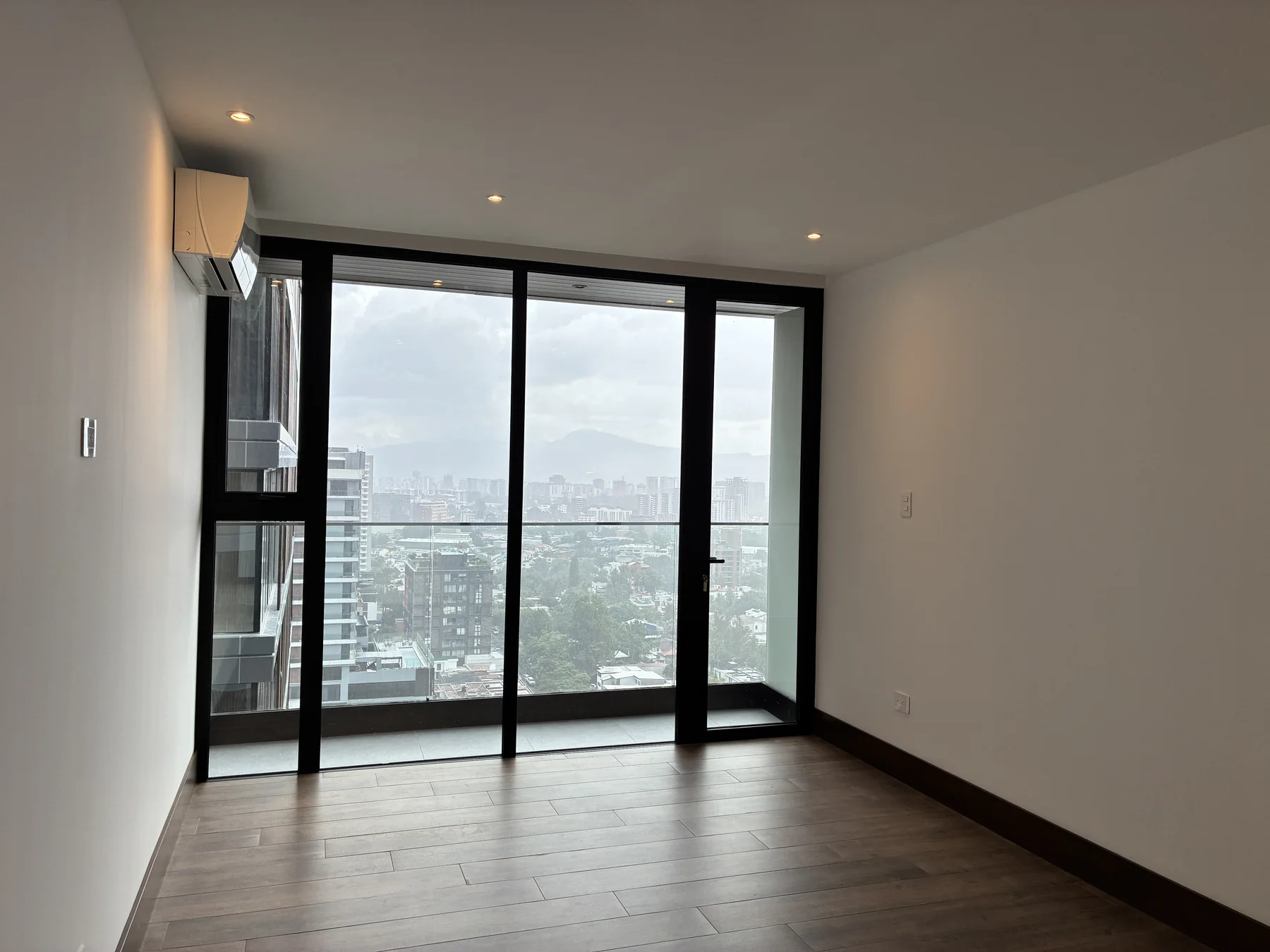Dormitorio principal con aire acondicionado y vista en GAURA N-1601