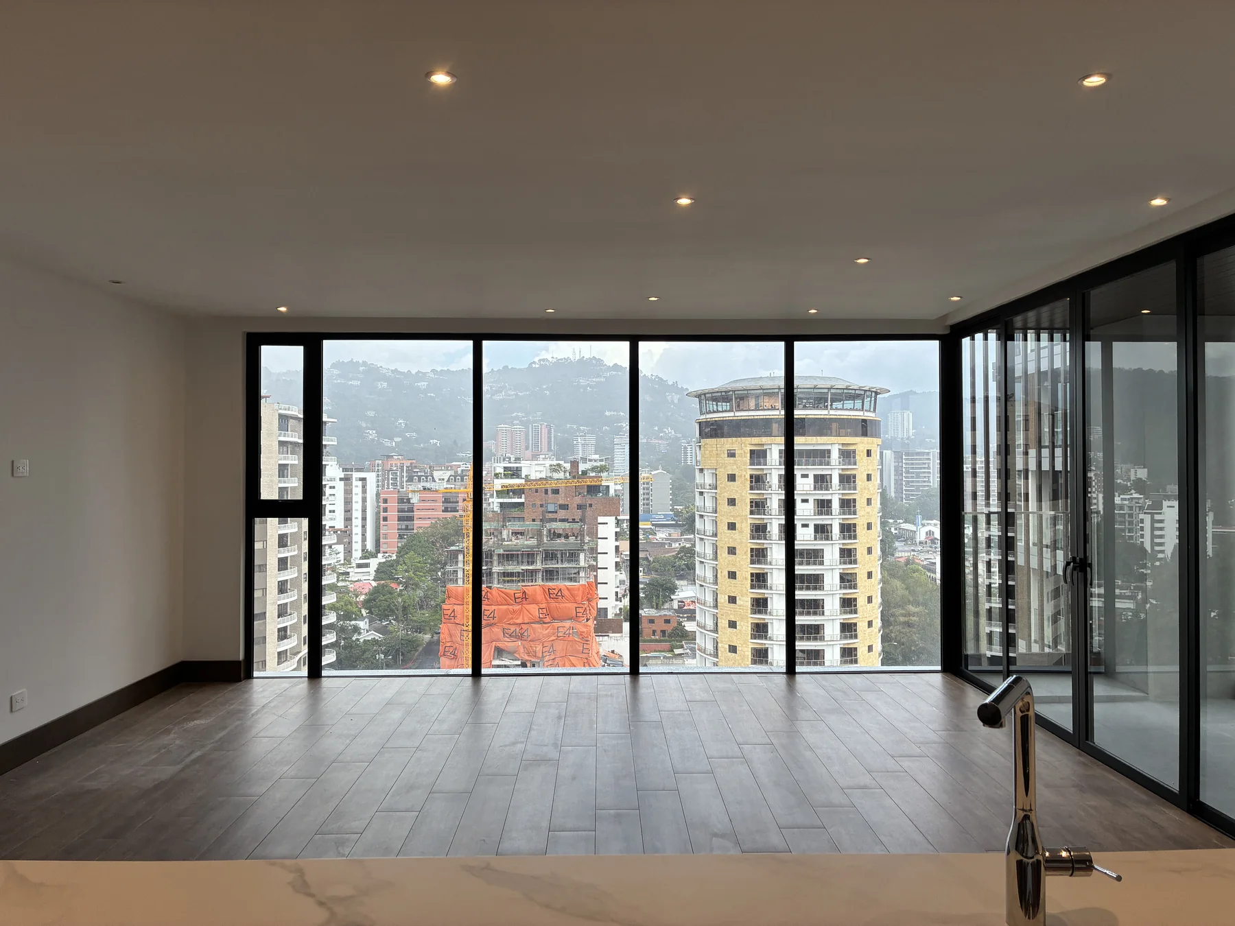 Ventanales de piso a cielo en la sala de GAURA N-1601