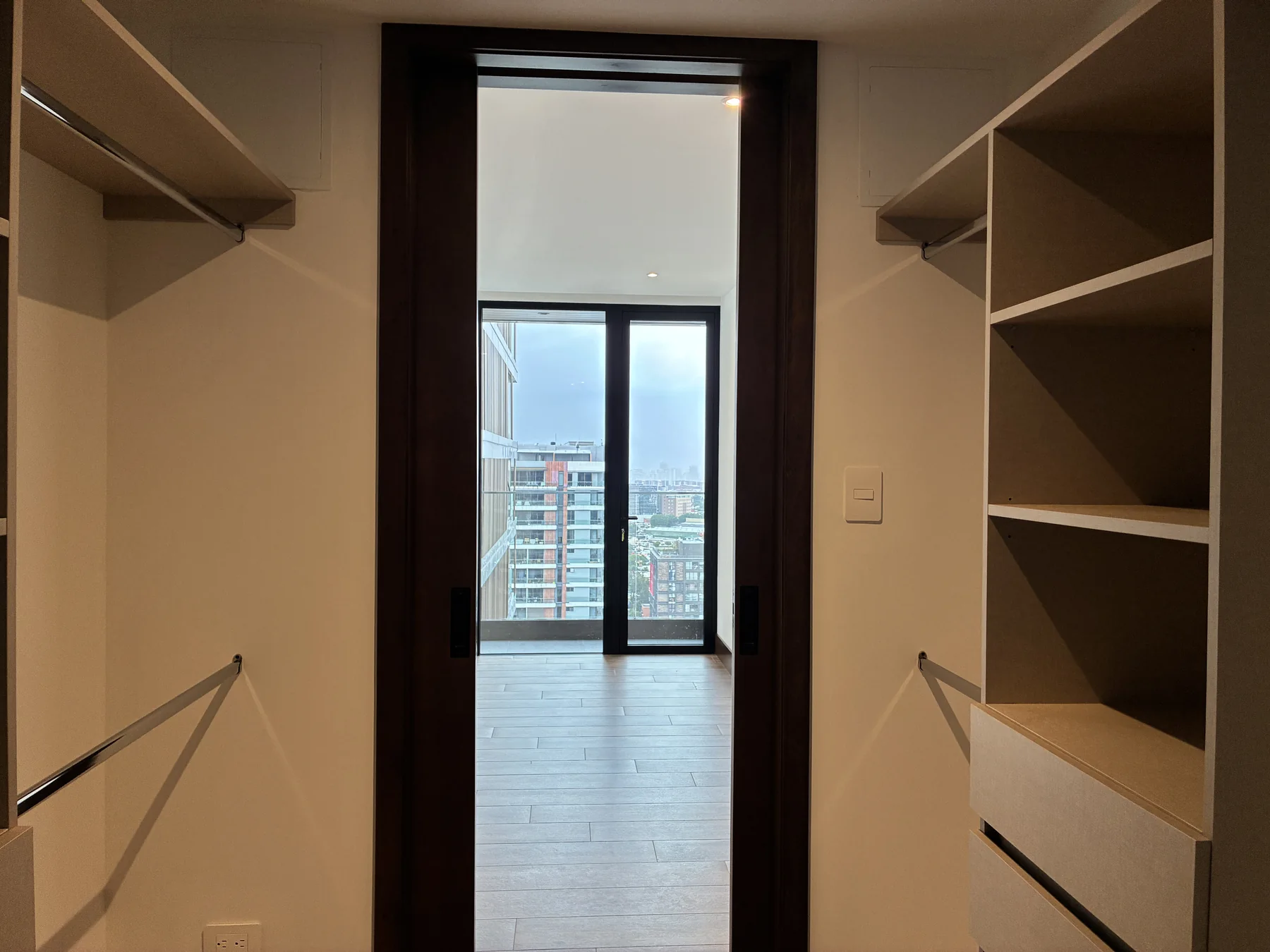 Walk-in closet de la habitación principal de GAURA N-1601